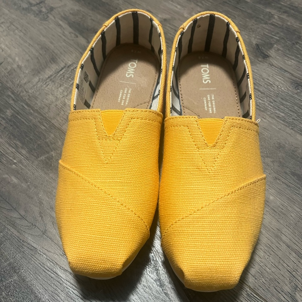 Women’s NEW size 7.5 Toms